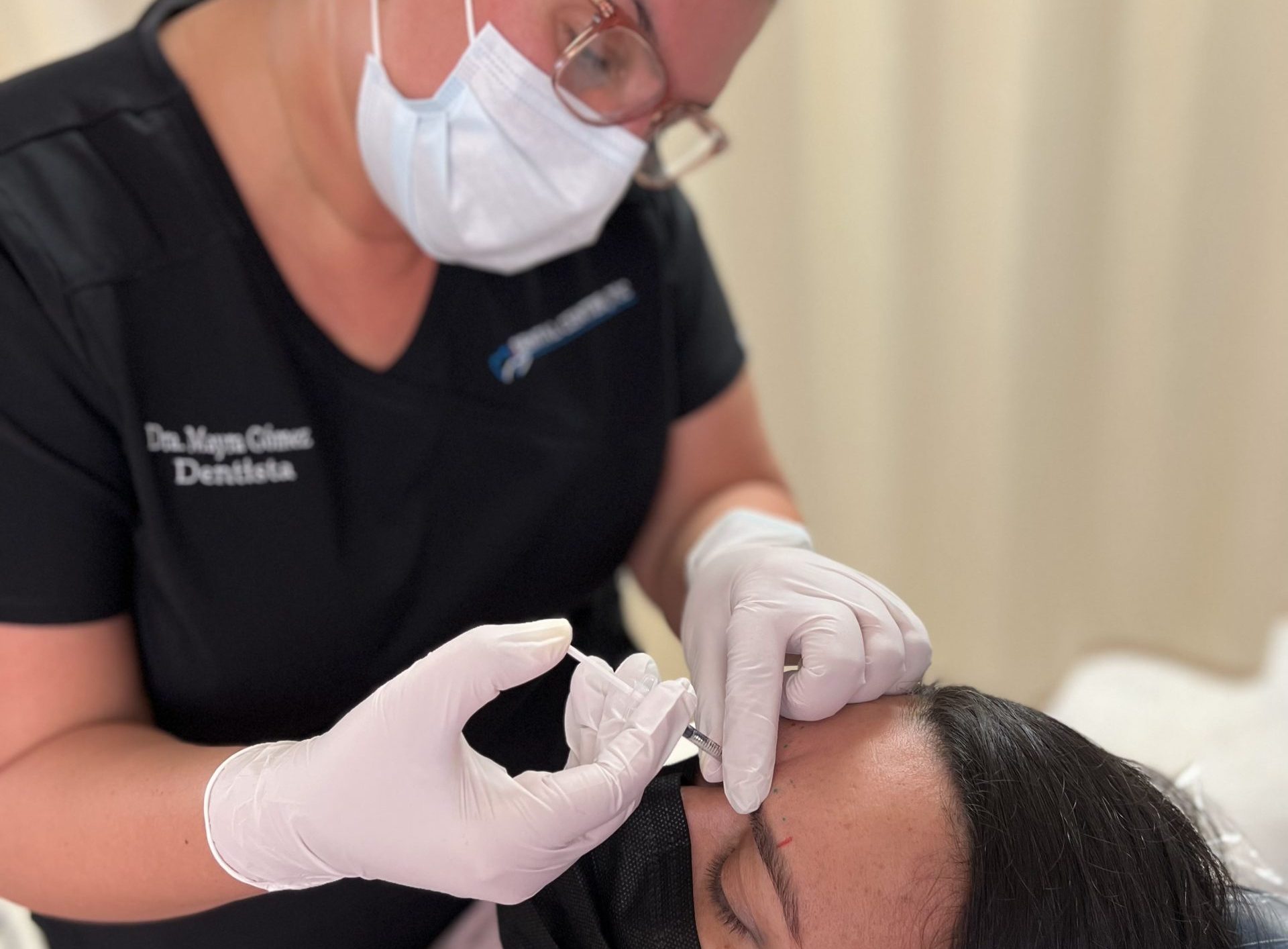 Aplicación de Botox por la Dra. Gómez