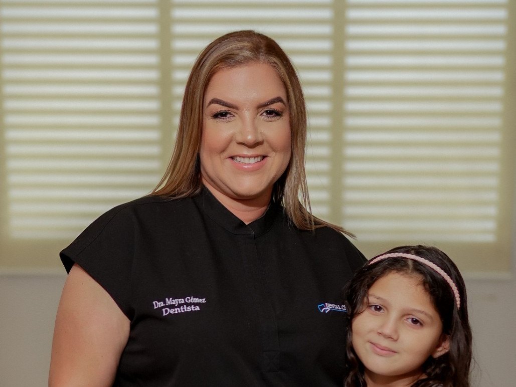 Dra. Mayra C. Gómez con una paciente en iDental Center, Yabucoa